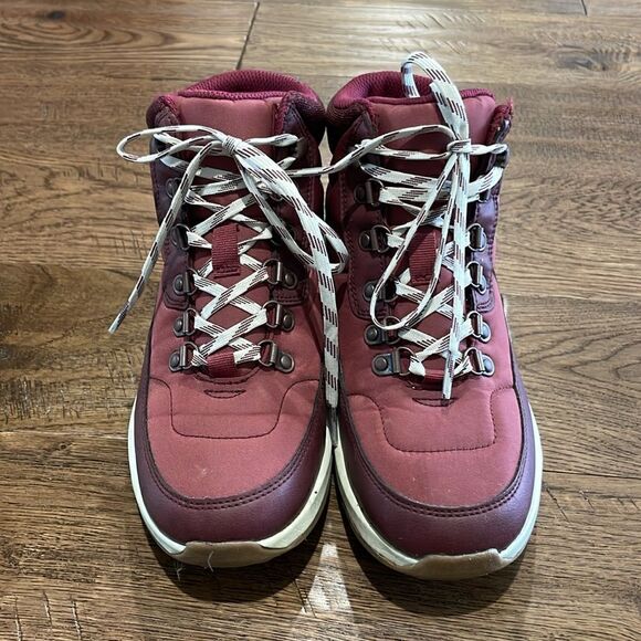 Target Burgundy weatherproof shoes. Sz 7 - Picture 2 of 7